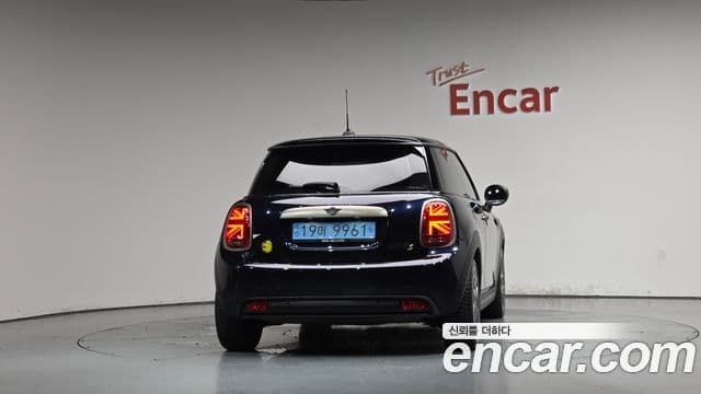 Mini Cooper Electric 2023 — ფოტო 19/20