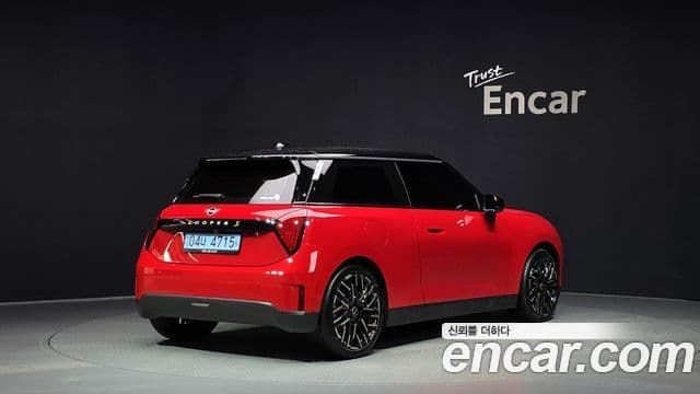 Mini Cooper Electric 2024 — ფოტო 27/33