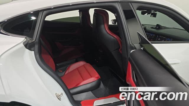 Porsche Taycan 2021 — ფოტო 19/35