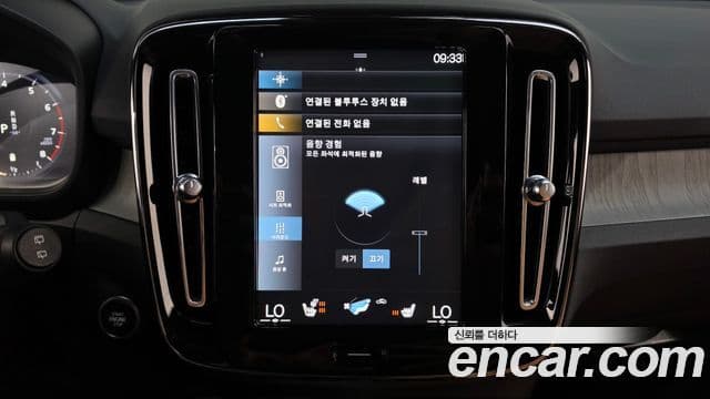 Volvo XC40 2022 — Фото 18/20