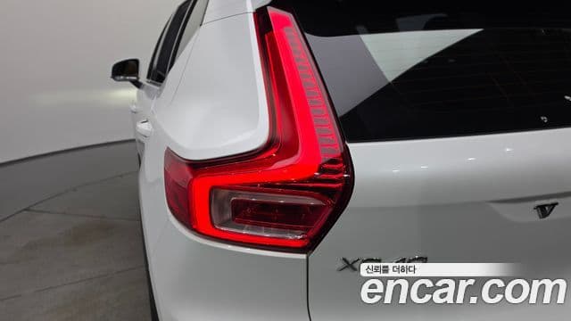Volvo XC40 2022 — ფოტო 3/27