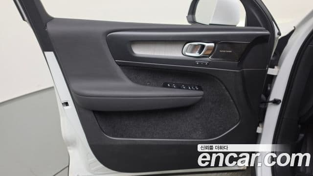 Volvo XC40 2022 — ფოტო 7/27