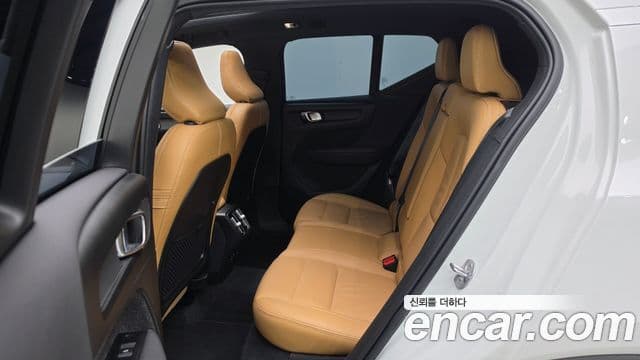 Volvo XC40 2022 — ფოტო 24/27