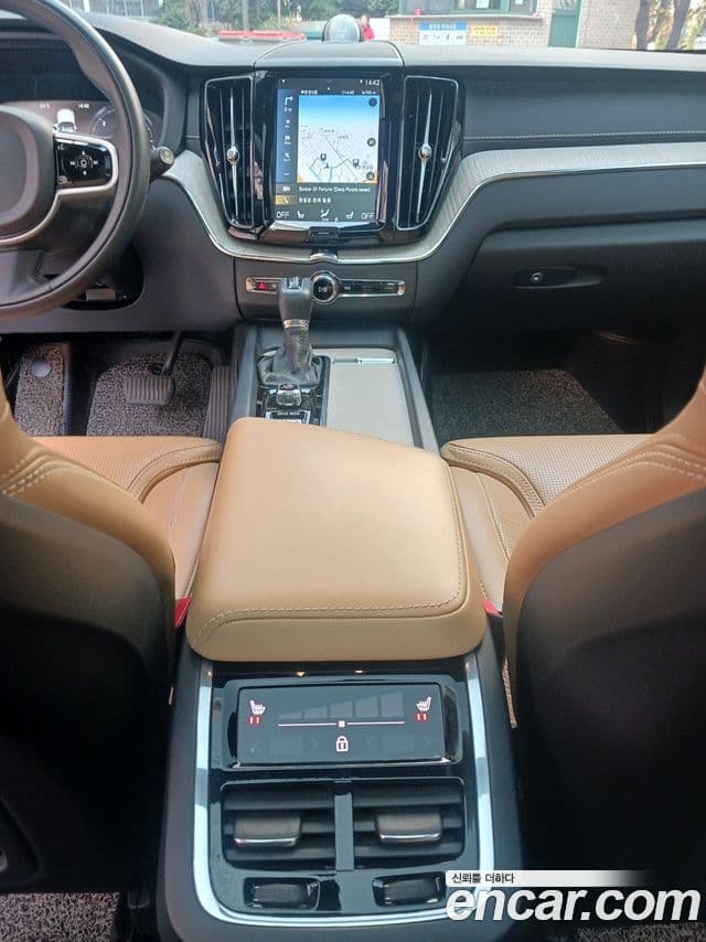 Volvo XC60 2019 — Şəkil 8/17