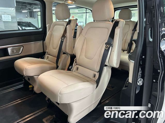 Mercedes-Benz V-Class 2025 — Photo 15/20