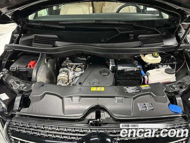 Mercedes-Benz V-Class 2025 — Photo 2/20