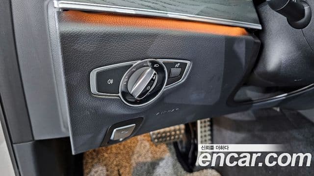 Mercedes-Benz E-Class 2021 — ფოტო 15/20