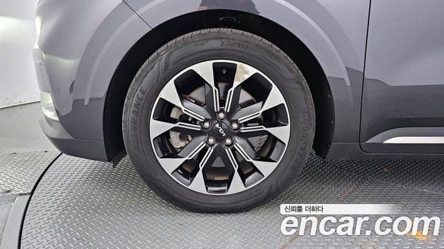 Kia Carnival 2023 — ფოტო 5/20