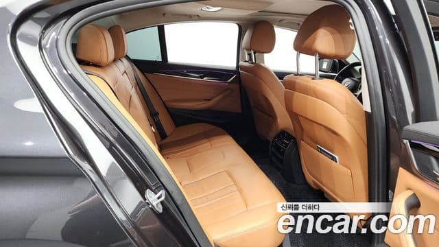 BMW 5 Series 2019 — фото 12 из 20