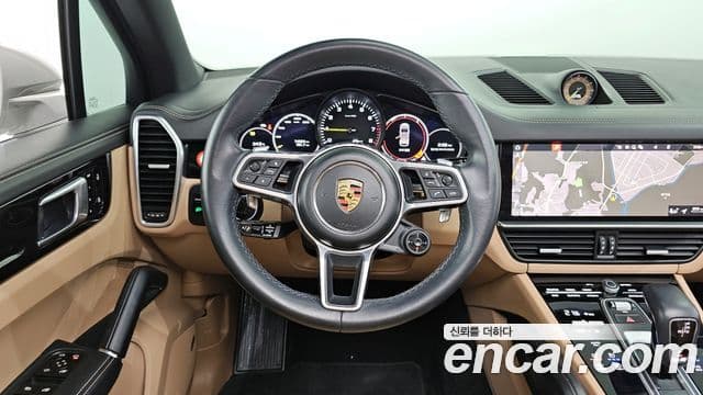 Porsche Cayenne 2021 — ფოტო 13/20