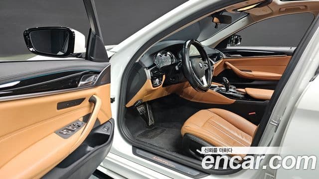 BMW 5 Series 2018 — Şəkil 11/20