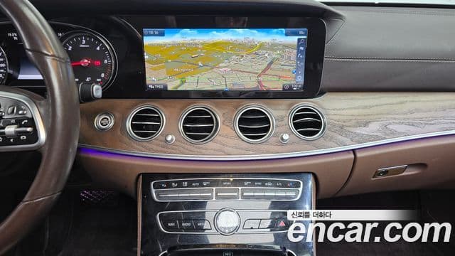 Mercedes-Benz E-Class 2019 — ფოტო 14/20
