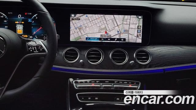 Mercedes-Benz E-Class 2023 — ფოტო 14/20