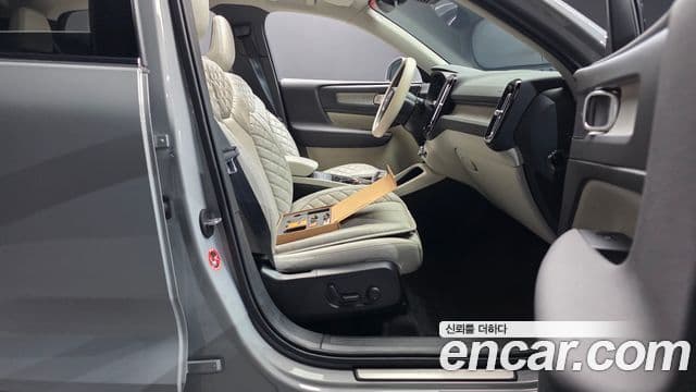 Volvo XC40 2024 — ფოტო 10/20