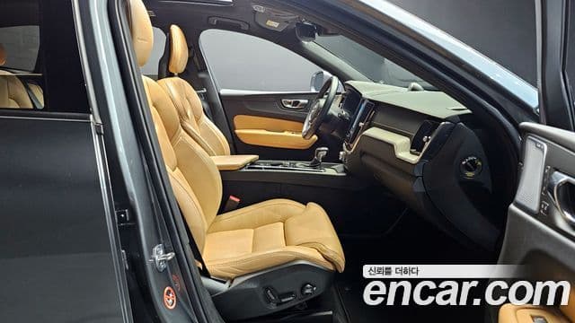 Volvo XC60 2018 — ფოტო 10/20