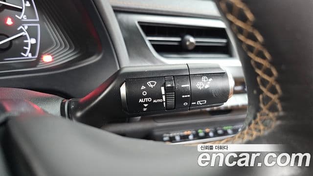 Lexus UX250h 2019 — ფოტო 17/20
