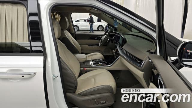 Kia Carnival 2021 — фото 10 из 20