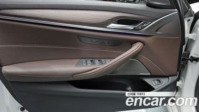 BMW 5 Series 2021 — фото 18 из 20