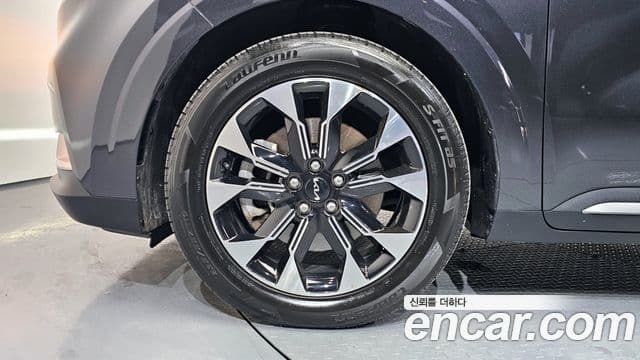 Kia Carnival 2023 — ფოტო 5/20