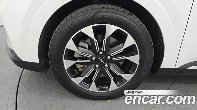 Kia Carnival 2023 — ფოტო 5/20