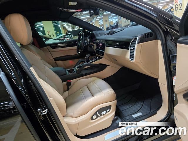 Porsche Cayenne 2021 — Photo 2/20