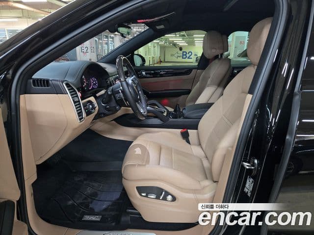 Porsche Cayenne 2021 — Photo 8/20