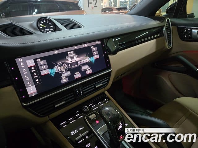 Porsche Cayenne 2021 — Photo 14/20
