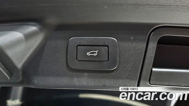 Land Rover Range Rover Velar 2023 — ფოტო 18/20