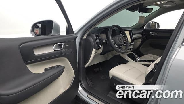 Volvo XC40 2024 — фото 12 из 20