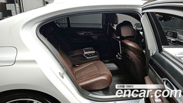 BMW 7 Series 2019 — фото 11 из 20