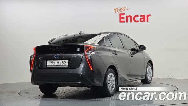 Toyota Prius 2018 — Şəkil 10/20