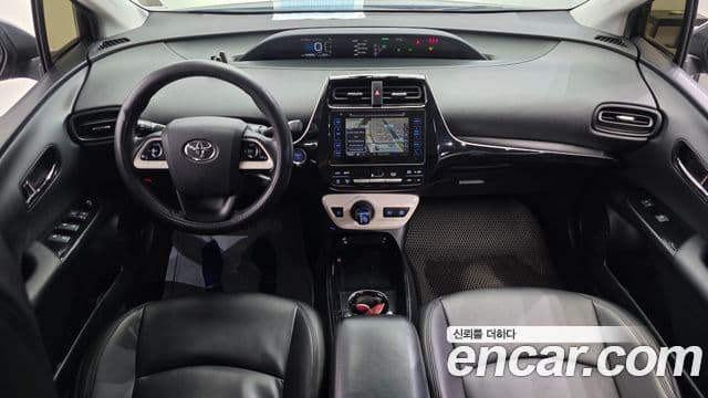 Toyota Prius 2018 — Şəkil 11/20