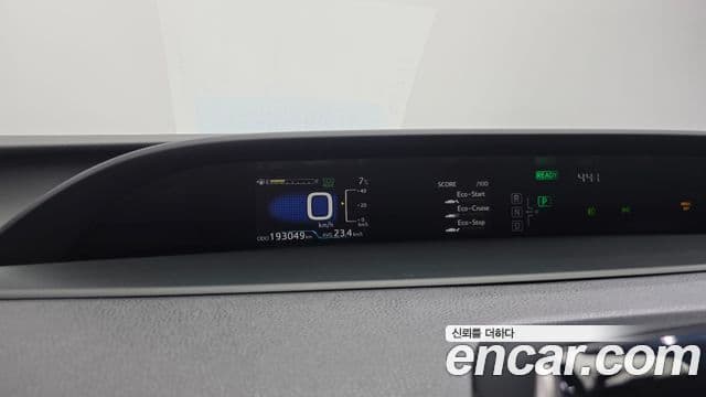 Toyota Prius 2018 — Şəkil 18/20