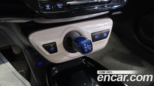Toyota Prius 2018 — Şəkil 9/20