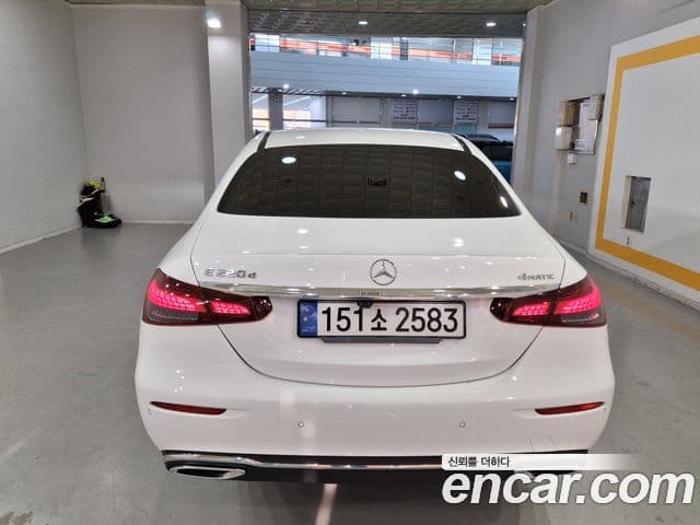 Mercedes-Benz E-Class 2023 — ფოტო 4/20