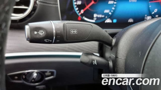 Mercedes-Benz E-Class 2021 — ფოტო 17/20