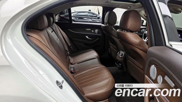 Mercedes-Benz E-Class 2018 — Фото 11/20