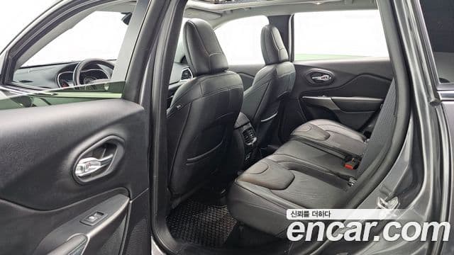 Jeep Cherokee 2021 — ფოტო 12/20