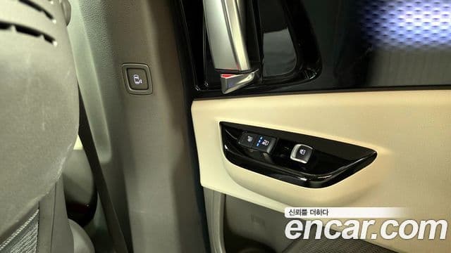 Kia Carnival 2023 — ფოტო 19/20