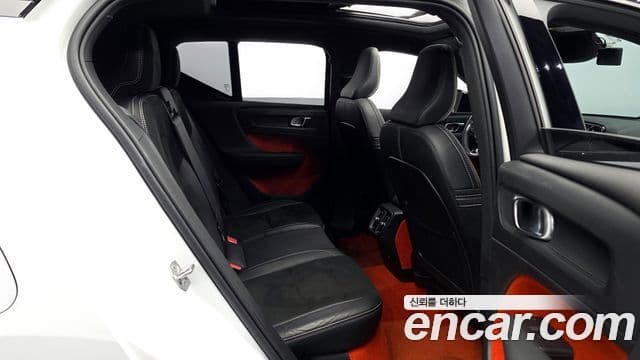 Volvo XC40 2020 — ფოტო 12/20