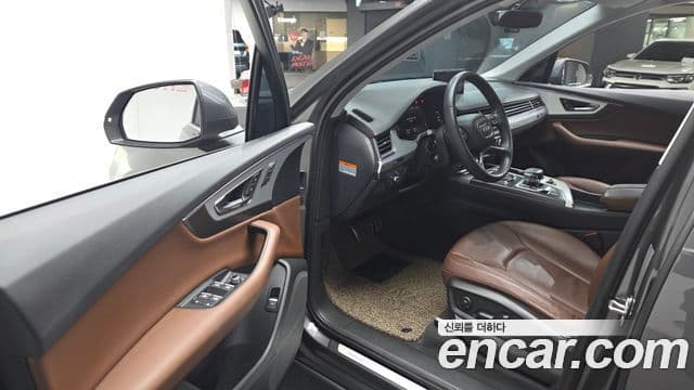 Audi Q7 2019 — Şəkil 13/20