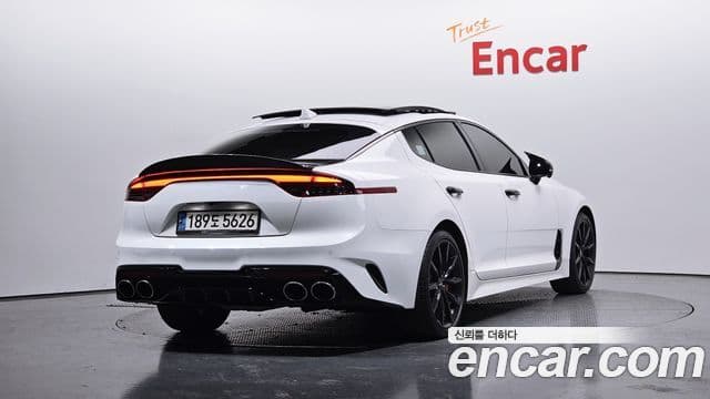 Kia Stinger 2023 — ფოტო 2/20
