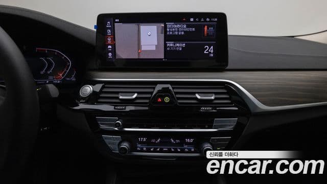 BMW 5 Series 2023 — ფოტო 15/20