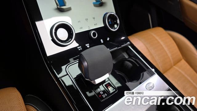 Land Rover Range Rover Velar 2022 — ფოტო 8/20
