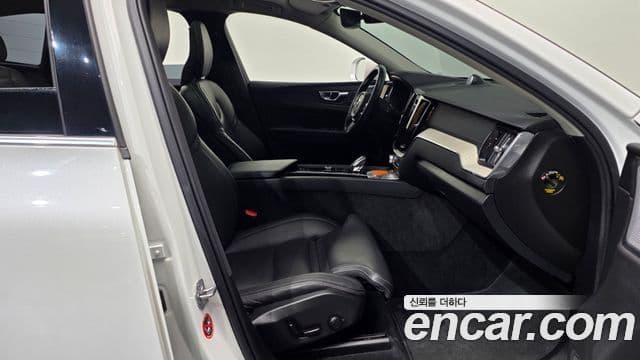 Volvo XC60 2021 — Photo 9/20