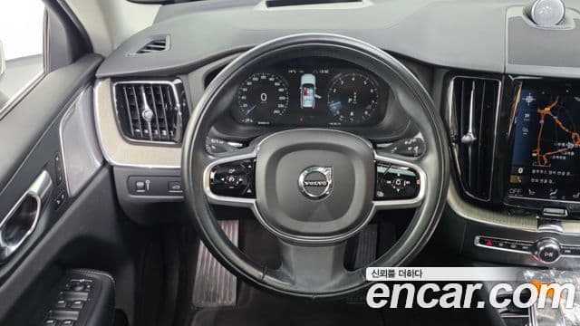 Volvo XC60 2021 — Photo 10/20