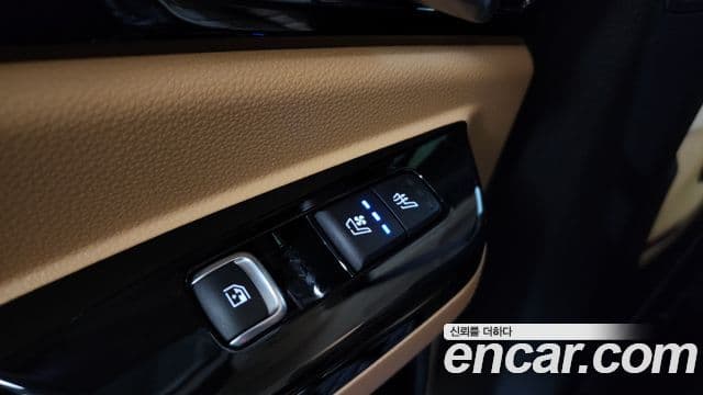 Kia Carnival 2023 — ფოტო 19/20