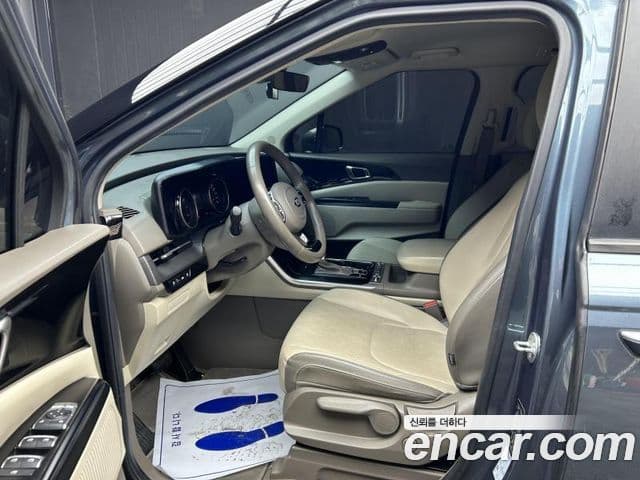 Kia Carnival 2021 — фото 10 из 18