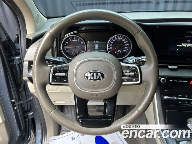 Kia Carnival 2021 — фото 13 из 18