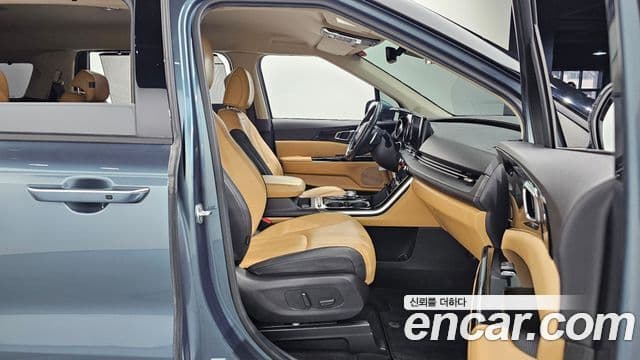 Kia Carnival 2021 — фото 12 из 20